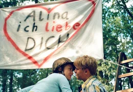 Gro&szlig;e &Uuml;berraschung: Patrick (Tim-Kristopher Hausmann) hat sich endlich dazu durchgerungen, Alina (Marett Katalin Klahn) seine Liebe zu zeigen. Was Jennifer wohl dazu sagen wird?
