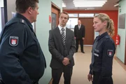 Hans (Bruno F. Apitz, l.) und Franzi (Rhea Harder, r.) machen sich Sorgen um die Sicherheit von Ines, doch der Personenschutzbeamte (Max Woelky, 2.v.l.) versichert, dass er sie nicht aus den Augen lassen wird.