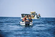 Mit einem unguten Gef&uuml;hl fahren Daniel Schilling (Marc Benjamin, l.) und Jan Garbe (Friedrich M&uuml;cke, r.) weg vom Boot der Gefl&uuml;chteten und zur&uuml;ck zu ihrem Segelboot.