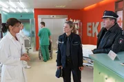 Die Ermittlungen f&uuml;hren Franzi (Rhea Harder, M.) und Hans (Bruno F. Apitz, r.) ins EKH zu Jasmin (Gerit Kling, l.).