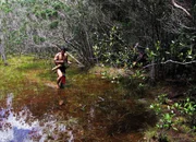 Lubun mit seinem Blasrohr auf der Jagd: (Copyright SRF)