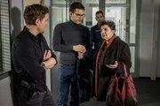 Traudl Presinsky (Monika Baumgartner, r.) kommt ins SOKO-B&uuml;ro, wo sie Dominik Morgenstern (Joscha Kiefer, l.) und Dr. Weissenb&ouml;ck (Florian Odendahl, M.) antrifft.