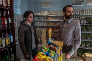Hassan Merizadi (Hadi Khanjanpour, r.) und sein j&uuml;ngerer Bruder Damon (Yasin Boynuince, l.) werden in ihrem Lebensmittelladen &uuml;berrascht.