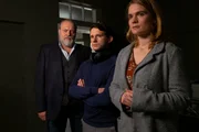 Aus einem Nebenzimmer beobachten Richard Voss (Jan-Gregor Kremp, l.), "Lenny" Wandmann (Thimo Meitner, M.) und Clara Werner (Anna Schimrigk) die Vernehmung eines Tatverd&auml;chtigen.