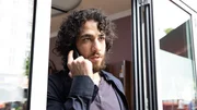 Bilal Sabia (Tariq Al-Saies) wei&szlig;, was er in der Nacht des Sturms gesehen hat. Er war der Erste, der bemerkte, dass die Leine gerissen war. Sein Bruder Ismail will jetzt Gerechtigkeit.