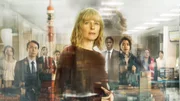 Alexandras (Karin Viard, M.) Leben und das ihrer Mitarbeiter Amani (St&eacute;phane Bak, 4.v.r.) und Kimiko (Yumi Narita, 3.v.r.) wird ersch&uuml;ttert.