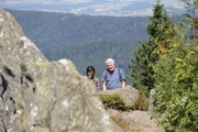 Eva Karl Faltermeier und Werner Schmidbauer auf dem Osser (1293m) bei Lam im Bayerischen Wald.