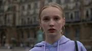 Als sie mit Freunden unterwegs ist, sieht Elly Garbe (Mina-Giselle R&uuml;ffer) etwas, das sie nicht nur w&uuml;tend macht, sondern auch verletzt.