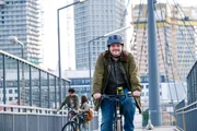 Stefan (Thomas Mraz) f&auml;hrt auf seinem Fahrrad in Ferry's Laden.