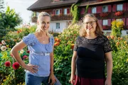 Hinter den Hecken Staffel 4 Folge 9 Nicole Berchtold und Sonja B&auml;chler im Dahliengarten in Eschenbach 2021
