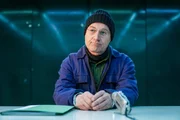Ferry Peschl (Roland D&uuml;ringer) wird beim Poizei-Verh&ouml;r mit den angeblichen Straftaten der PAK konfrontiert. Er reagiert entspannt.