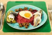 Leibgericht: Labskaus mit Spiegelei, marinierter Rote Bete und Schwarzbrot-Croűtons von Oliver Hagen