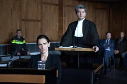 Der fr&uuml;heren Drogenbaronin Carmen van Walraven (Monic Hendrickx, 2.v.l.) wird vor Gericht sowohl wegen ihrer einstigen Drogengesch&auml;fte, wie auch wegen mehrere ungekl&auml;rter Mordf&auml;lle der Prozess gemacht. Auch Carmens Anwalt (Maarten Heijmans, 3.v.r.) stellt der Prozess vor eine Mammutaufgabe.