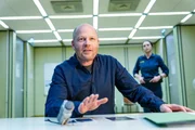 Kriminalpolizist Wolfgang Horak (Gerhard Kasal) beim Verh&ouml;r mit den Mitgliedern der Organisation PAK-"Parents Against Krempel".