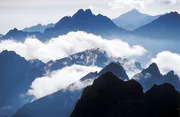 Universum "Zauberberge - Die Wildnis der Hohen Tatra". Im Herzen Europas liegt eine wilde Gebirgslandschaft: die Hohe Tatra. Wie ein gut geh&uuml;tetes Geheimnis ragt die Bergkette im Norden der Slowakei in den Himmel. Einige Teile liegen in Polen, ein Ausl&auml;ufer in Tschechien. Die Natur der Hohen Tatra beobachten, hei&szlig;t auf Zeitreise zu gehen. Wir erleben ein dramatisches Jahr in der Hohen Tatra, ein Jahr mit einer Luchsfamilie, von der Aufzucht der Jungen bis zur Jagd auf G&auml;msen, ein Jahr mit Kaiseradlern, die zu den seltensten Greifv&ouml;geln Europas z&auml;hlen, und einen Sommer mit den Schafhirten und ihren Widersachern, den W&ouml;lfen.