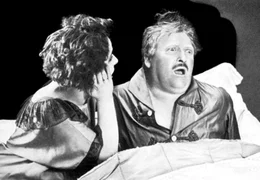 Fellman (Werner Krauss) erschrickt f&uuml;rchterlich - im Traum ist er zum M&ouml;rder seiner Frau (Ruth Weyher) geworden.