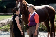 Linda (Michelle Barthel, l.) wei&szlig;, was ihrer Mutter (Birge Schade, r.) der Reiterhof bedeutet.