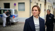 Wankend zwischen Trauer und Leere, Wut und Schmerz, nimmt Karoline Joost (Nike Fuhrmann, M.) all ihre Kraft zusammen, um ihrer Freundin Gerechtigkeit widerfahren zu lassen und den grausamen Femizid aufzukl&auml;ren! Doch Chefkommissar Jan-Hinrich Reuter zweifelt an ihrer Selbstbeherrschung und will Kommissar Lars P&ouml;hlmann erst einmal allein ermitteln lassen.