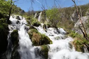 &Uuml;ber zahllose Kaskaden flie&szlig;t das Wasser durch das Plitvicer Seen-Gebiet.