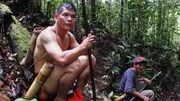 Lubun Petrus (l.) mit dem Blasrohr auf der Jagd im Urwald