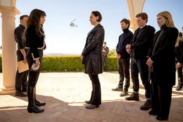 Die Drogenbossin Angelica (Anah&iacute; de la Fuente, 2.v.l.) hat Carmen Monic (Hendrickx, 3.v.l.) und ihre Kinder Lucien (Niels Gomperts, 3.v.r.), Boris (Stijn Taverne, 2.v.r.) und Natalie (Sigrid ten Napel, r.) nach Mexiko entf&uuml;hren lassen, um die M&ouml;rder ihres Vaters zu ermitteln.