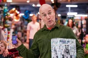 Ferry (Roland D&uuml;ringer) im Spielzeuggesch&auml;ft bei einer PAK-"Parents Against Krempel"-Aktion.