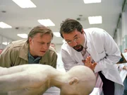 Ein fast perfekter Mord: Bei der professionell pr&auml;parierten Leiche auf dem Seziertisch handelt es sich um eine ehemalige Kollegin von Rechtsmediziner Prof. Karl-Friedrich Boerne (Jan Josef Liefers, rechts) vom Anatomischen Institut. Kommissar Frank Thiel (Axel Prahl) ermittelt.