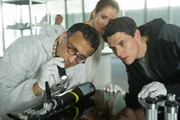Die Spurensicherung schaut sich am Tatort alles genau an. Jan Arnaud (Mike Zaka Sommerfeldt, l.) untersucht zusammen mit Selma Kirsch (Yve Burbach, r.) und Rico Sander (Benjamin Strecker, r.) die Handprothese, die das Opfer am Hals hatte. Kann sie einen Hinweis auf den T&auml;ter geben?