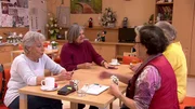Lucia Hahn beim Kartenspielen.