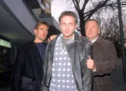 Bonhoff (Wolfgang Krewe, l.) und Kehler (Wolfgang Bathke) f&uuml;hren den Bankr&auml;uber Heckmann (Bernhard Schir, M.) ab.