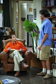 Als Alan (Jon Cryer, l.) das geliehene Geld von Charlie (Charlie Sheen, r.) nicht zur&uuml;ckbekommt, sieht er sich gezwungen, ihm Sprit aus dem Tank abzuzapfen.