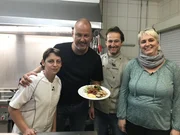 Seit zweieinhalb Jahren betreibt das Ehepaar J&uuml;rgen (2.v.r.) und Diana Bender (r.) ihre "urige" Gastst&auml;tte im kleinen Gr&uuml;nstadt in der Pfalz, doch das Ambiente ist eine Katastrophe! Kann Frank Rosin hier helfen?