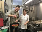 In der K&uuml;che von "Benders Gasthaus" haben J&uuml;rgen Bender (l.) und K&ouml;chin Melanie (r.) das Sagen... Nehmen sie die Hife von Starkoch Frank Rosin an und k&ouml;nnen seine Tipps umsetzen?