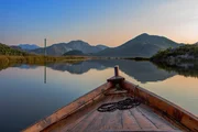 Der Skadar-See ist der gr&ouml;&szlig;te Binnensee der Balkanhalbinsel und Heimat vieler Wasserpflanzen wie Seerosen und Wassern&uuml;ssen.