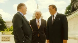 Richter William Brennan (Robert Davi, r.) und seine Kollegen vom obersten Gerichtshof diskutieren ueber den anstehenden Prozess. 

Verwendung nur in Verbindung mit Programmkommunikation. Jede andere Nutzung ist untersagt.