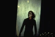 Am Abend vor Halloween wurde das Liebespaar Shelly und Eric &uuml;berfallen und grausam get&ouml;tet  Ein Jahr sp&auml;ter erhebt sich Eric (Brandon Lee) aus seinem Grab.