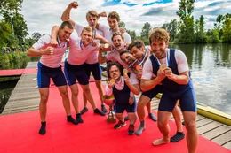 Ausgelassen feiert der kleinw&uuml;chsige Tom (Jordan Prentice, M.) mit seinen Ruderfreunden Konstantin (Sebastian Fr&auml;sdorf), Stefan (Nils Schulz), Henrik (Sebastian Gerold) den Sieg der Regatta. Ein gl&uuml;cklicher Tag auf ganzer Linie, denn Tom ist heute auch zum Vater erkl&auml;rt worden - von seinem Pflegesohn Michi h&ouml;chstpers&ouml;nlich.
