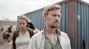Nikolai (Eric Bouwer) und Elle (Maartje van de Wetering) bem&uuml;hen sich um die Versorgung der Katastrophenopfer im Lager.