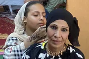 Ikram (re.) und ihre Tochter Marwa (li.) geh&ouml;ren zur Gro&szlig;familie des Sufi-Musikers. Die 16-j&auml;hrige Marwa hat gro&szlig;e Pl&auml;ne und will sp&auml;ter einmal im Ausland arbeiten.