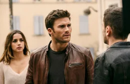 L-R: Stephanie (Ana de Armas) und Andrew Foster (Scott Eastwood)