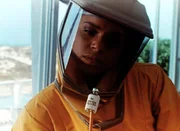 Amanda (Victoria Rowell) findet im Haus des ermordeten Forschers Lyndstrom eine zerbrochene Phiole, in der sich Pockenviren befanden.