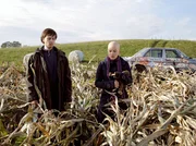 Gemeinsam mit Elmar (Franz Dinda) beerdigt Hannah (Paula Kalenberg) ihren toten Bruder, dessen Leiche Sie w&auml;hrend der chaotischen Massenflucht in einem Maisfeld zur&uuml;cklassen musste.