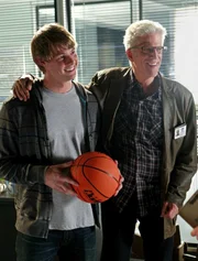 D.B. Russell (Ted Danson, re.) und Charlie Russell (Brandon W. Jones)