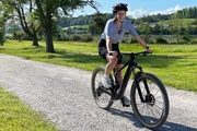 Moderatorin Kathrin Hönegger auf einem E-Bike Moderatorin Kathrin Hönegger auf einem E-Bike