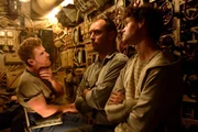 Captain Robinson (Jude Law, M.), Tobin (Bobby Schofield, r.)
