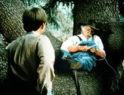 Jason (Jon Walmsley, l.) entdeckt Boone (Morgan Woodward, r.) im Wald, der sich dort versteckt hat, um heimlich Whiskey zu brennen ...