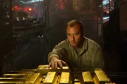 Endlich ist es geschafft! Captain Robinson (Jude Law) inspiziert die Beute. Die Goldbarren haben einen Wert von fast 130 Millionen Dollar.