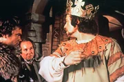 Macbeth (Jon Finch, r.) bedient sich zweier Mordgesellen (Michael Balfour, l., Andrew McCulloch, M.) zur Sicherung seiner Macht.
