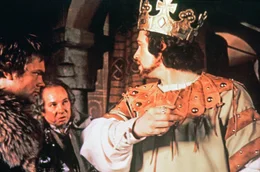 Macbeth (Jon Finch, r.) bedient sich zweier Mordgesellen (Michael Balfour, l., Andrew McCulloch, M.) zur Sicherung seiner Macht.