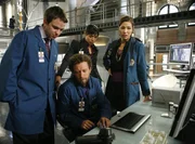 (v.l.n.r.) Dr. Addy (Eric Millegan); Dr. Hodgins (T.J. Thyne); Camille Saroyan (Tamara Taylor); Dr. Montenegro (Michaela Conlin)
